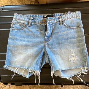 BDG boyfriend jean shorts size 26